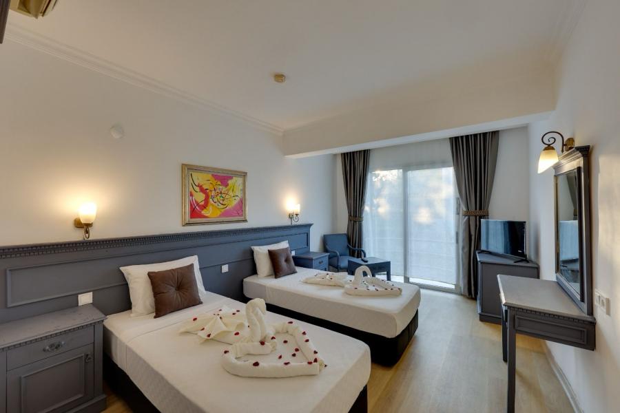 Leo Beach Resort  +16 / 3 Gece 4 Gün 