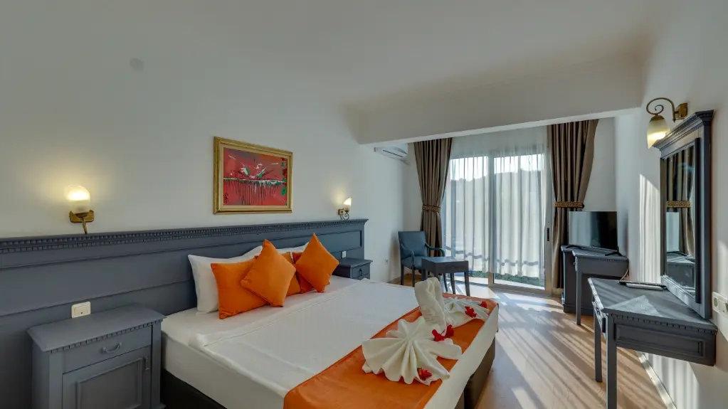Leo  Beach Resort  +16 / 4 Gece 5 Gün